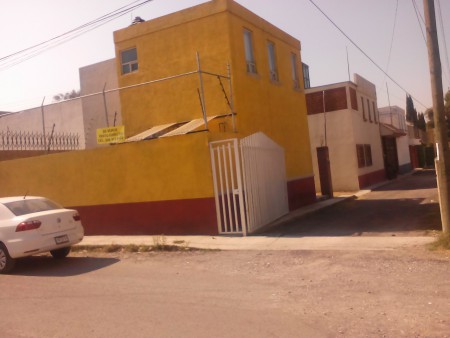 Casa en Chiautempan, Tlax. Privada las fuentes.  Entrada para 2 autos, sala, comedor, cocina, jardín, patio de servicio, 2 recamaras, un baño y medio, Protecciones.