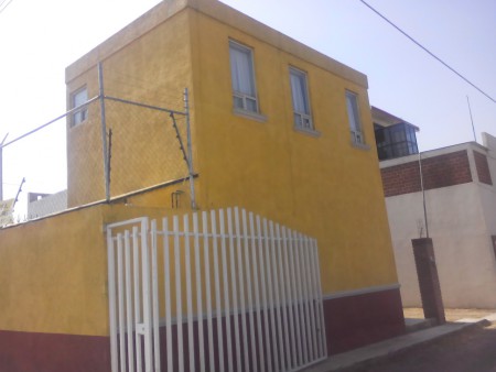 Casa en Chiautempan, Tlax. Privada las fuentes.  Entrada para 2 autos, sala, comedor, cocina, jardín, patio de servicio, 2 recamaras, un baño y medio, Protecciones.
