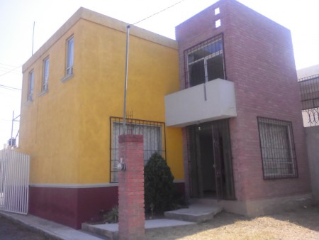 Casa en Chiautempan, Tlax. Privada las fuentes.  Entrada para 2 autos, sala, comedor, cocina, jardín, patio de servicio, 2 recamaras, un baño y medio, Protecciones.
